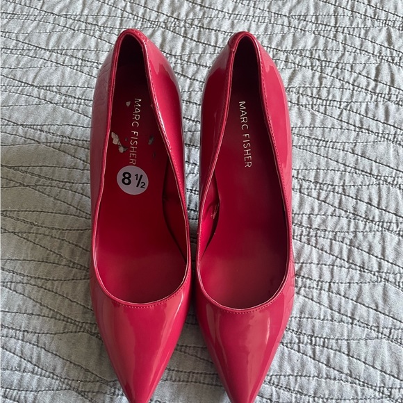 NWOT Marc Fisher Ruby Red & Gold Stripe Heels Size 8.5, 10 - Picture 3 of 4